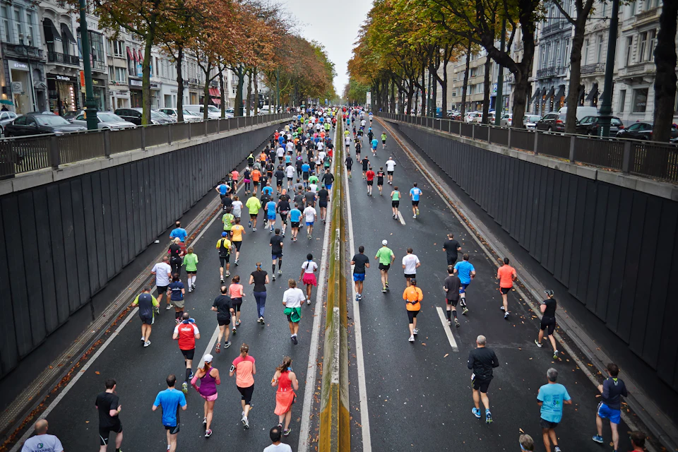 Corredores en una carrera por una avenida