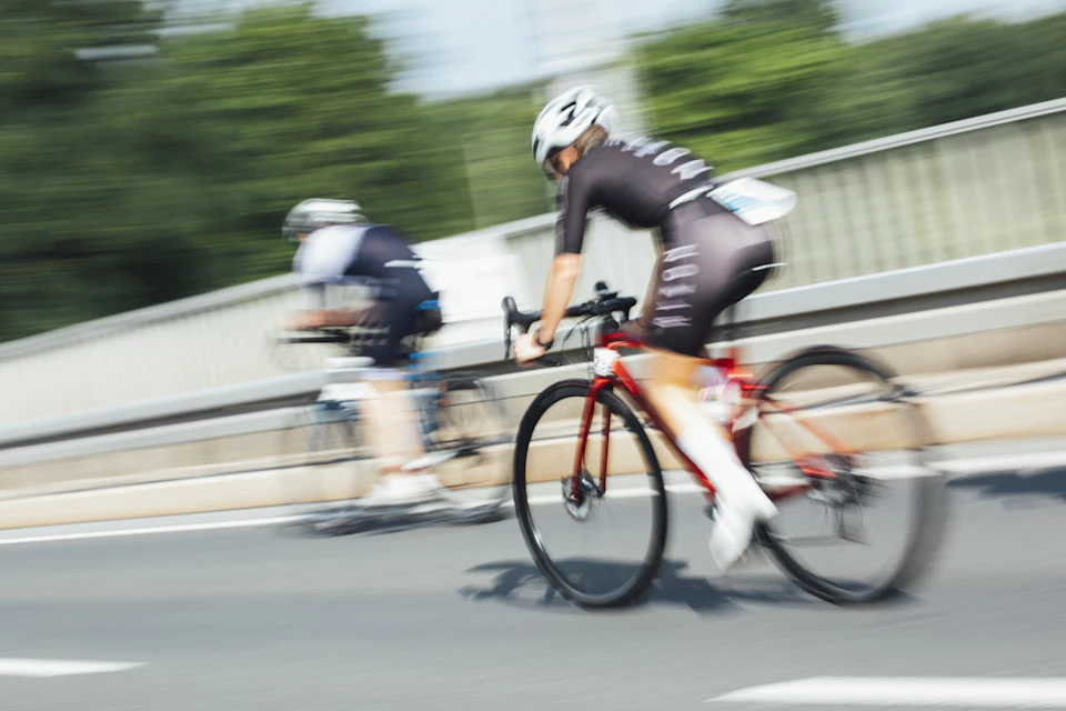 Triatletas en el tramo de ciclismo de una competición