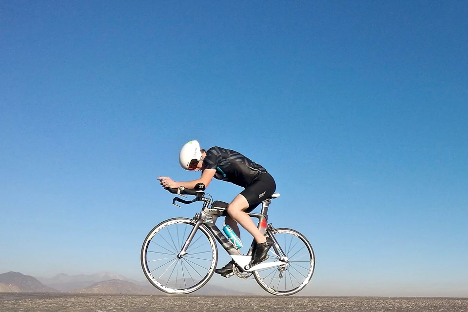 Ciclista en una carretera de montaña entre nubes