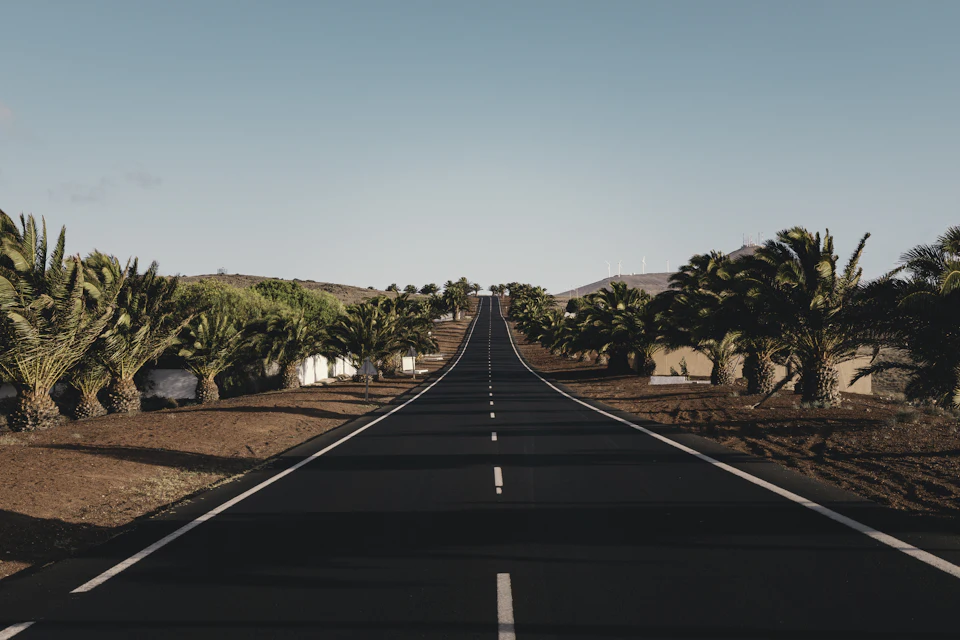 Carretera entre el paisaje volcánico de Lanzarote