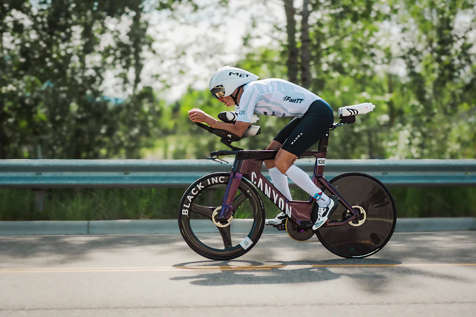 Triatleta en bicicleta aerodinámica por carretera