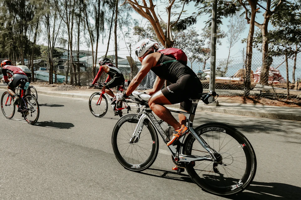 Tres ciclistas en una carretera