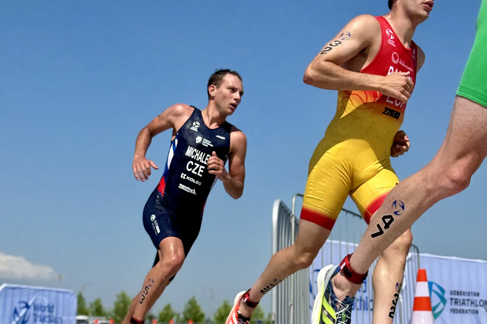 Dos triatletas corriendo durante una carrera